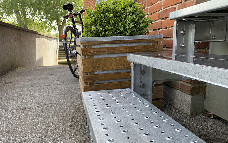 GARDENTOP udendørstrappe i galvaniseret stål og med opkravede og skridsikre trin i regnvejr.