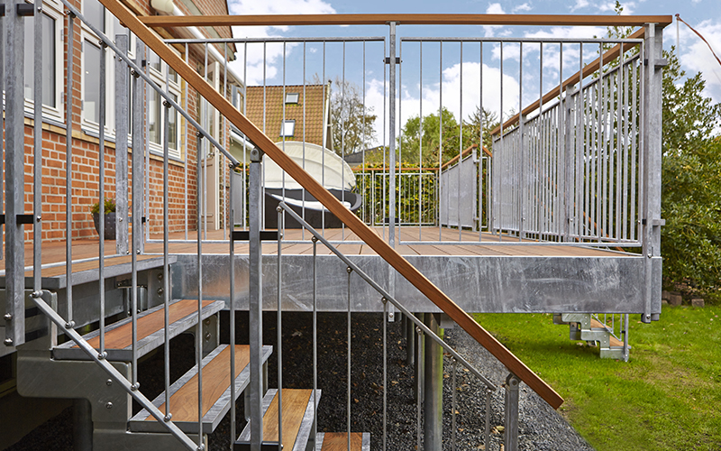 GARDENTOP udendørstrappe fra DOLLE giver adgang til forhøjet terrasse i villa.